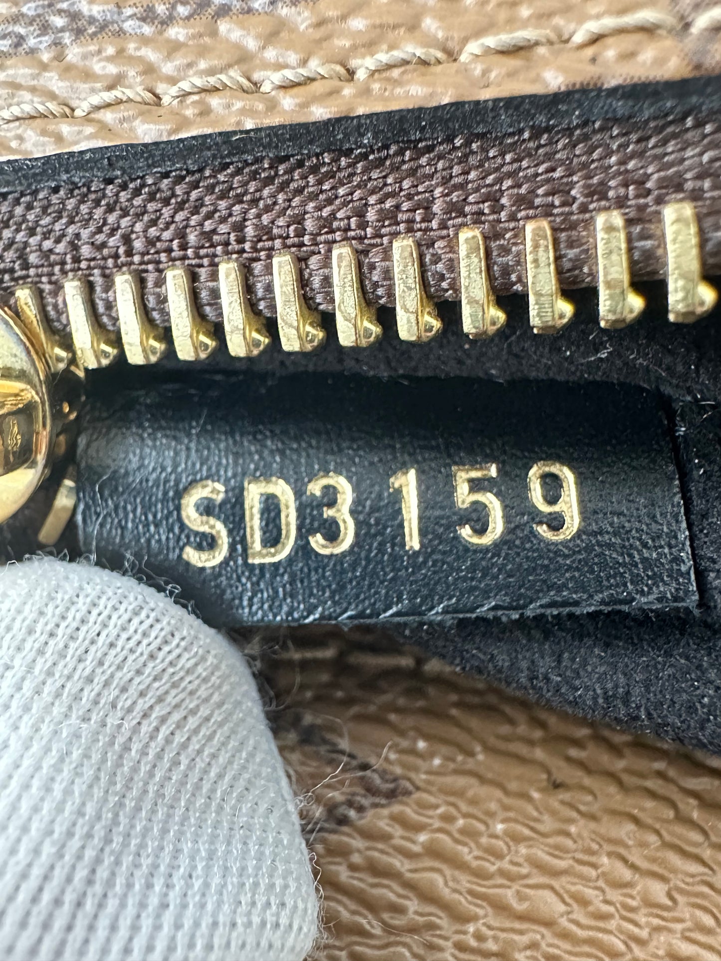 Reverse Monogram Pochette Metis